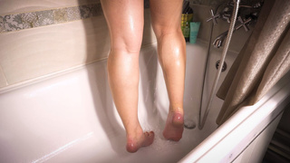 Teeny Amateurs Teasing Her Hot Calves In The Shower