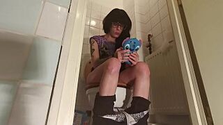 Teen girl Pissing & shitting while playing on her telephone pt1 HD